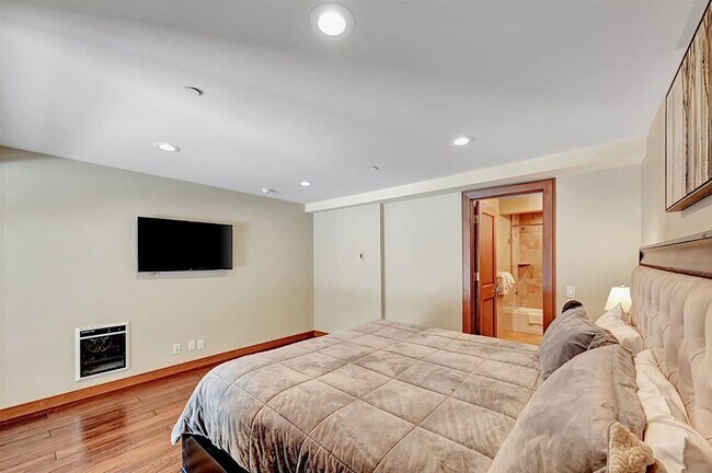 Building Photo - Fully Remodeled 1BD + Private Bunk Room | 2BA | Aspen Creek – $3,100/Month