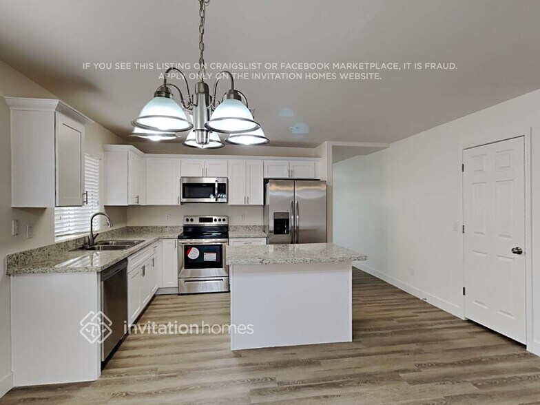 Building Photo - 13737 W Solano Dr