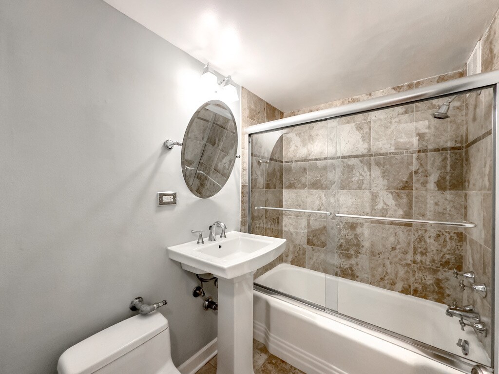 Building Photo - 450 W Wellington Ave