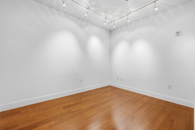 Building Photo - 360 Newbury St