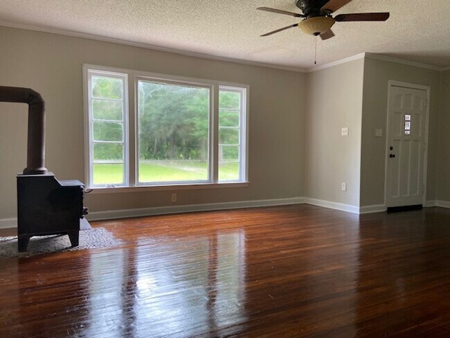 Building Photo - Midway Home Offering lots of space!!