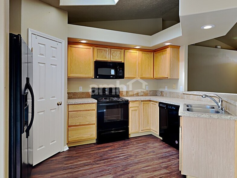 Building Photo - 16661 N Yorkshire Ln