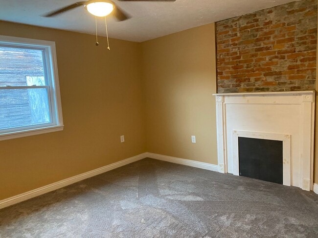 Building Photo - Town house