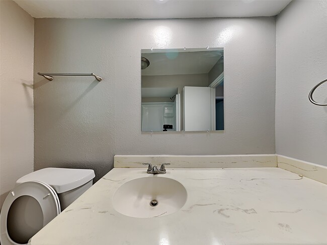Building Photo - 16362 Brinkwood Dr