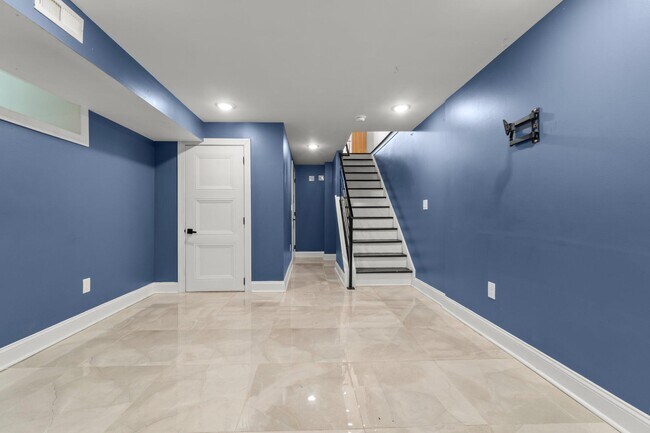 Building Photo - 426 Winona St