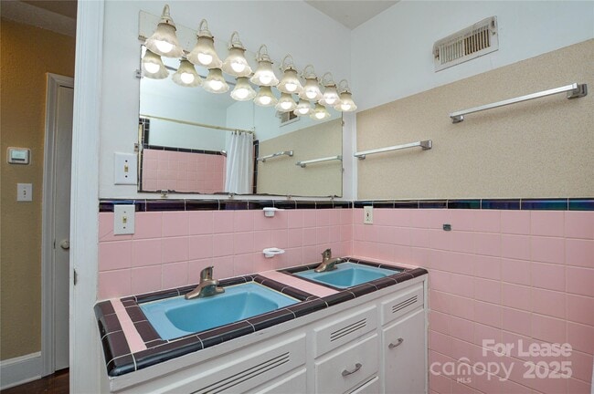 Building Photo - 2511 Woodstar Rd