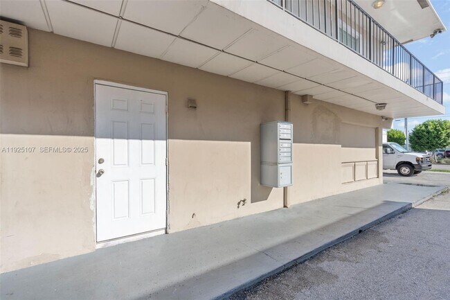 Building Photo - 4021 N Andrews Ave