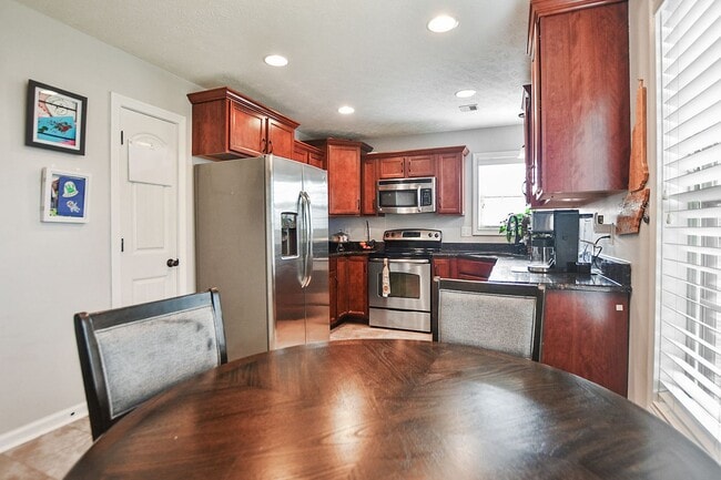 Building Photo - Dog Friendly Four Bedroom!