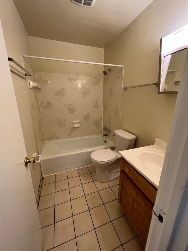 Building Photo - 300 E 16th Ave