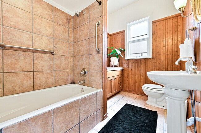 Building Photo - 835 E Boulder St