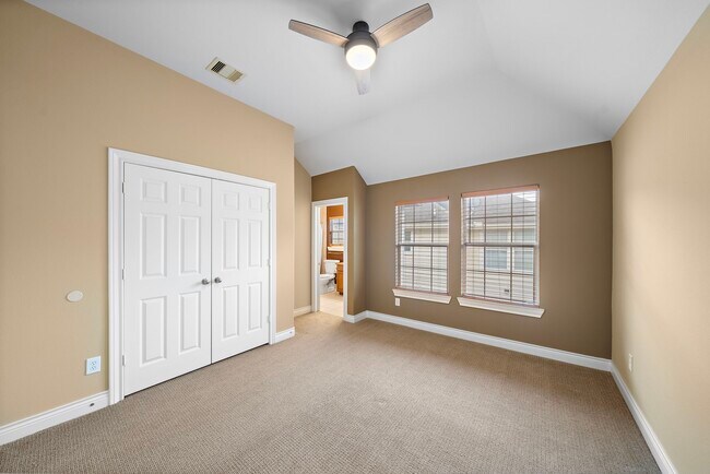 Building Photo - 2927 Clinton Dr