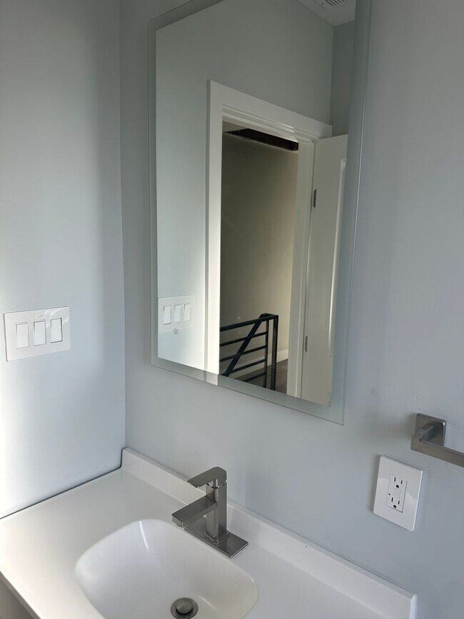 Building Photo - 484 Shurs Ln