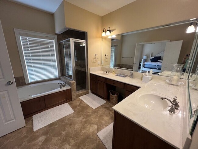 Building Photo - 2 bed 2.5 Condo- Great Location!