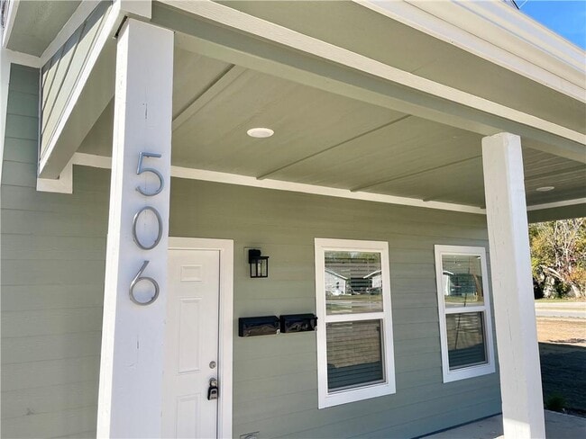 Building Photo - 506 Park St