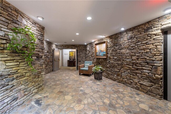 Building Photo - 1120 Highland Bluff Dr S E