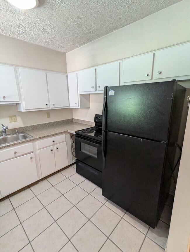 Building Photo - 2 Bedroom 2 Bathroom Condo Apartment (Squirrel Hill North) - AVAILABLE JUNE