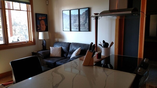 Building Photo - Executive Suite/Vacation/Short Term Rental 30-90 days