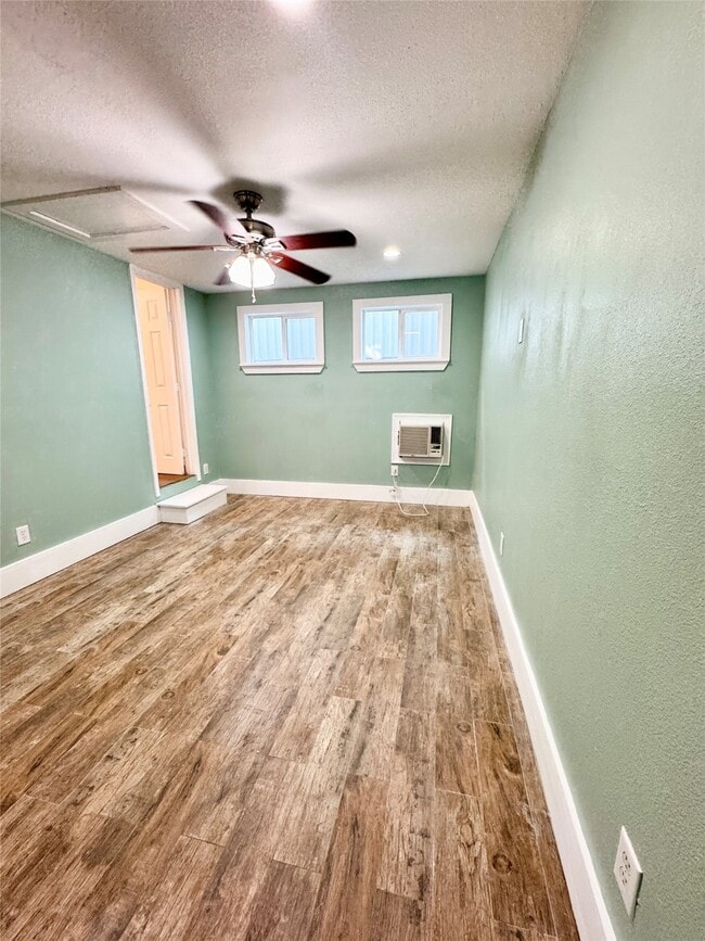 Building Photo - 728 W 21st St