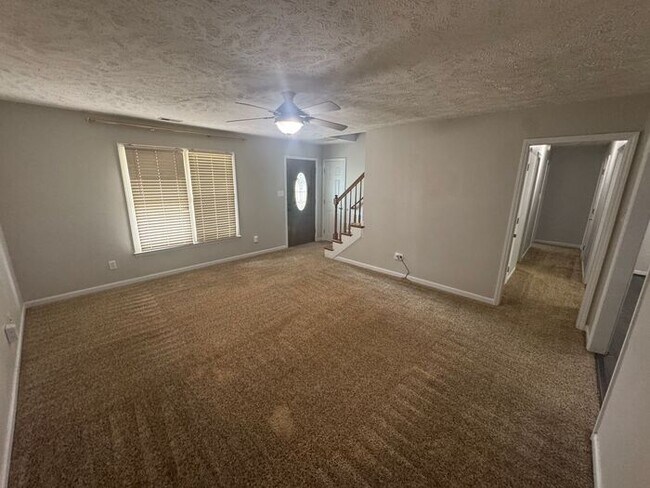 Building Photo - 4 bedroom 3 Bath Home