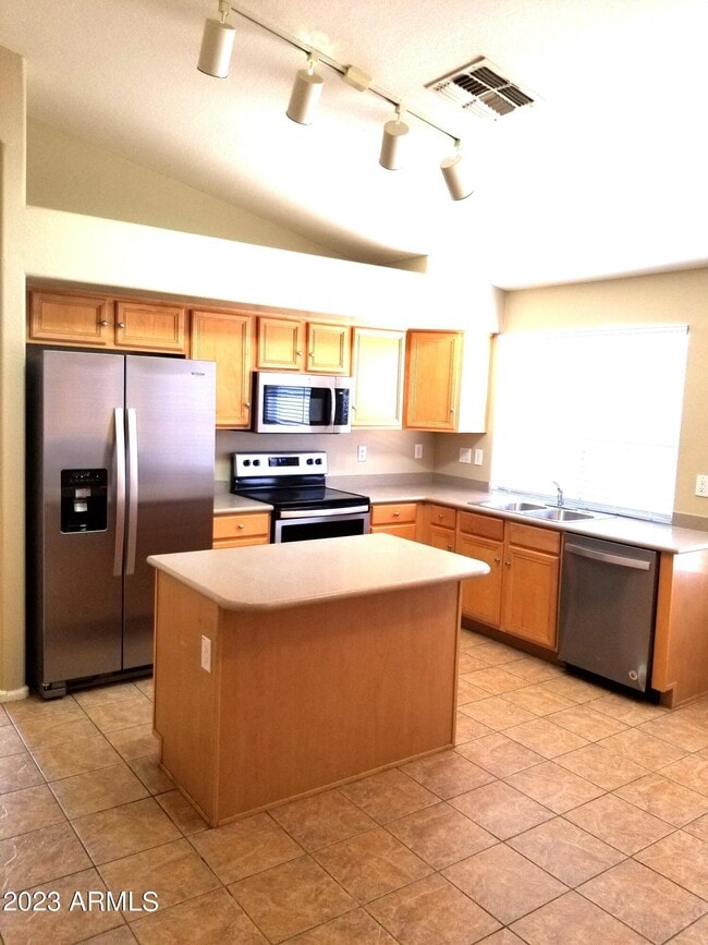 Building Photo - 712 E Marigold Pl