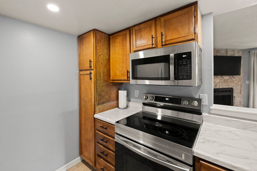 Building Photo - 814 Tenderfoot Hill Rd