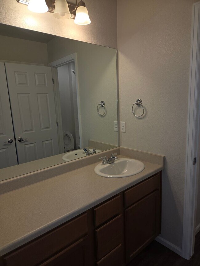Building Photo - Modern Comfort in a Prime Location – 3 Bed / 2.5 Bath Home in Denver!