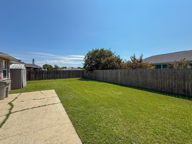 Building Photo - 3 bedroom 2 bath home with all new floorin...