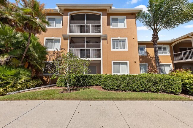 Building Photo - ANNUAL UNFURNISHED 2/2 IN NAPLES!!
