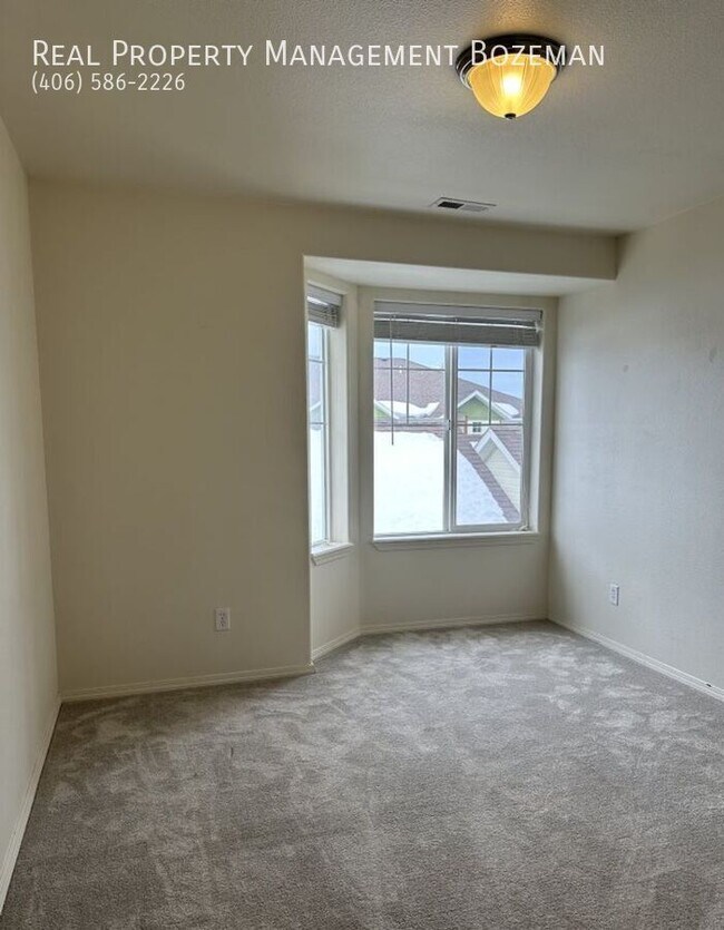 Building Photo - 1112 Longbow Ln