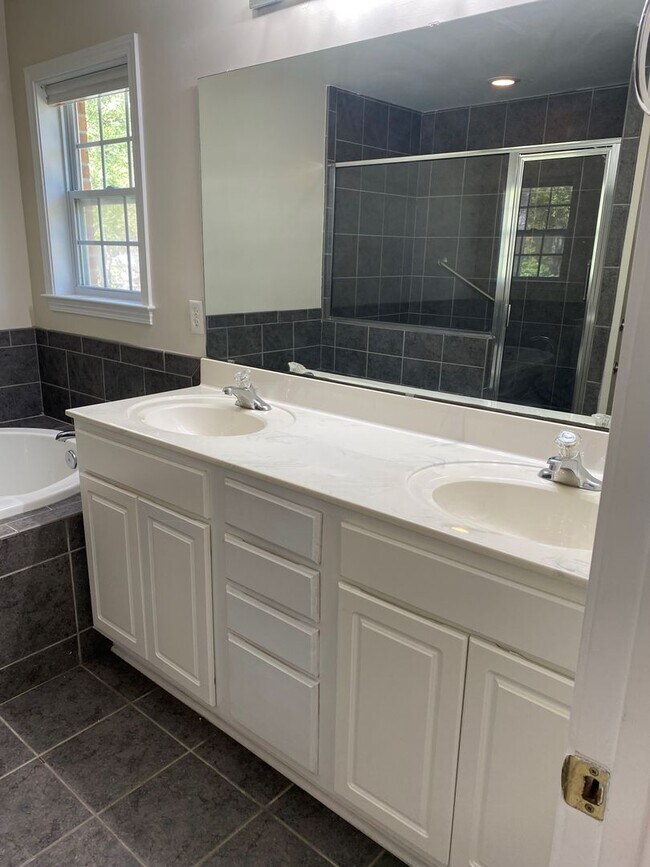Building Photo - 4 bedroom/3 bathroom in Cypress Island community, minutes from Carolina Beach!