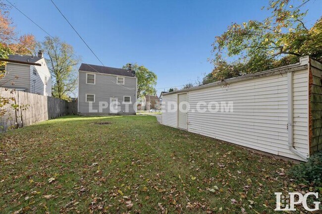 Building Photo - 606 W Poinsetta Ave