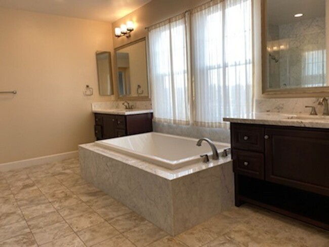 Building Photo - Beautiful 5 Bedroom Home for rent in Lopel...