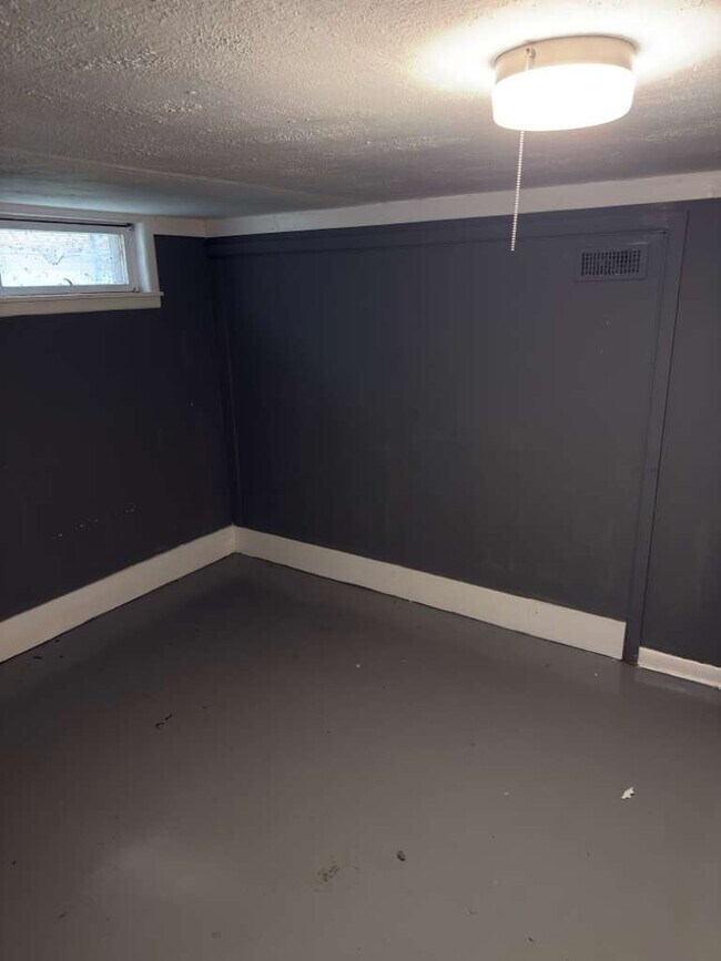 Building Photo - 5998 Bermuda Dr