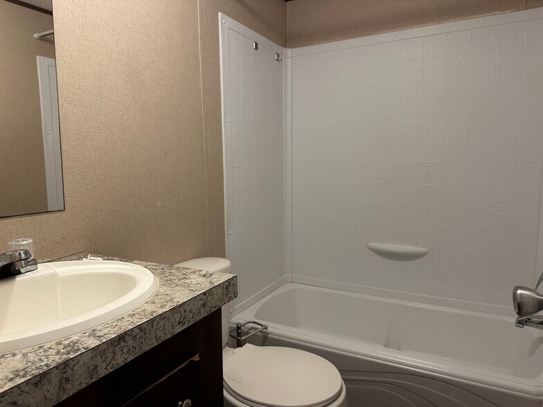 Building Photo - 833 Lovell Rd