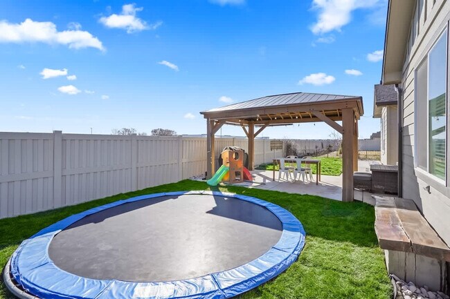 Building Photo - 304 Cliff Swallow Ave