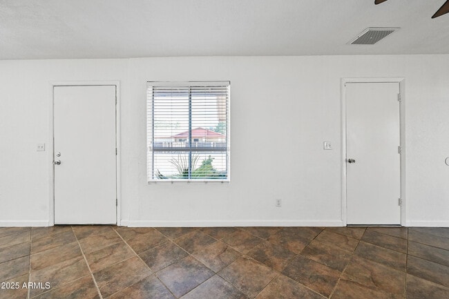 Building Photo - 5558 W Cortez St