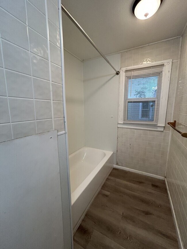 Building Photo - 711 N Grand St