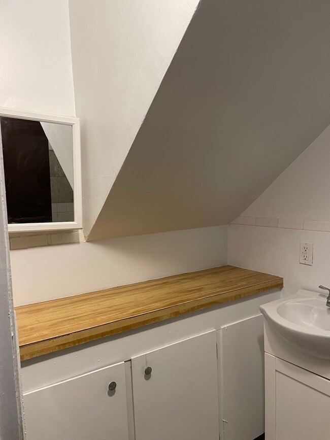 Building Photo - Nice 1 bedroom, 1 bath rental on Coming St...