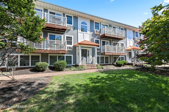 Building Photo - 305 4th Ave
