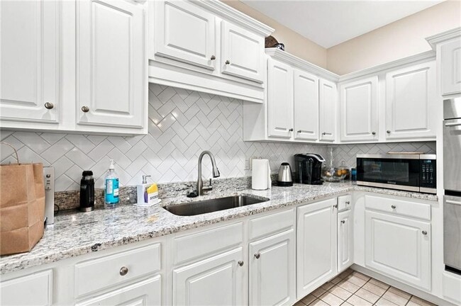 Building Photo - 3204 Village Ln