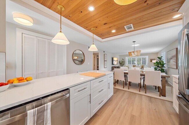 Building Photo - 914 Spanish Dr S