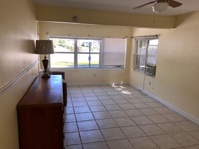 Building Photo - 4811 N Flagler Dr
