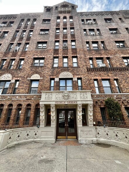 Building Photo - 131 Kensington Ave