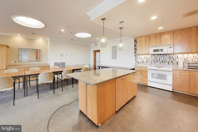 Building Photo - 1101 S Arlington Ridge Rd