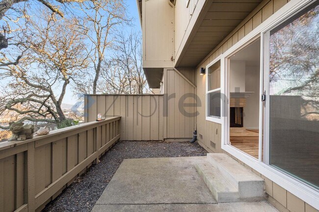 Building Photo - 5 Oak Crest Ct