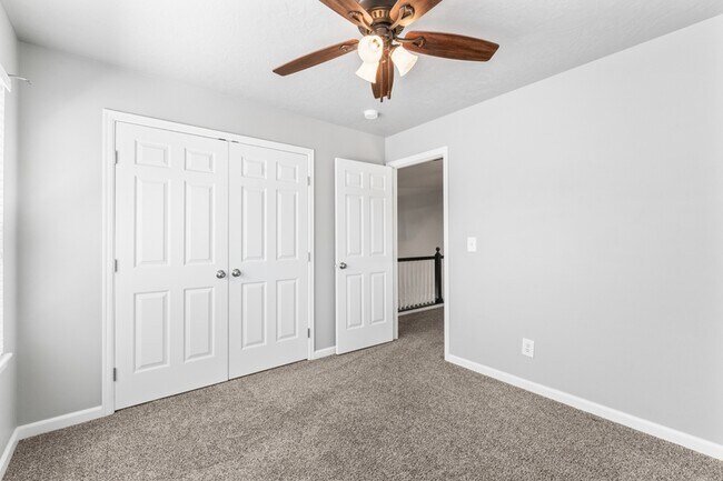 Building Photo - 552 E Whitney Ct