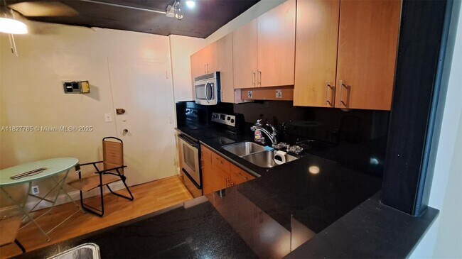 Building Photo - 427 Golden Isles Dr