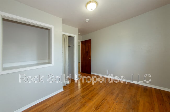 Building Photo - 4507 E 10th St