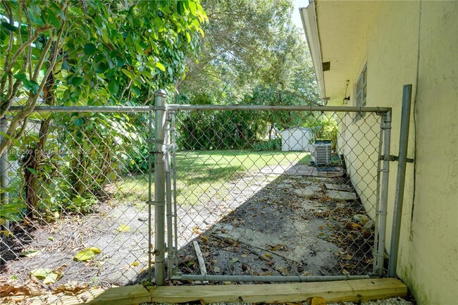 Building Photo - 2401 SW 58th Manor