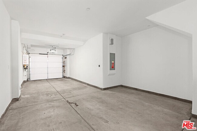 Building Photo - 220 Lockhart Wy